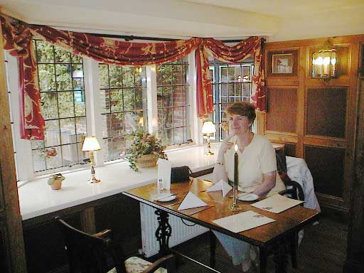 aut0871cherylinrestaurant.jpg 34.6K