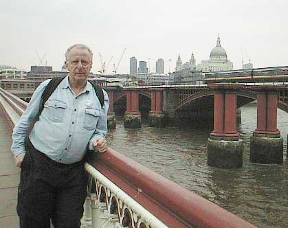 aut0983hhinlondonatbridge.jpg 21.4K