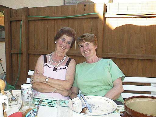 aut1009cherylandmrsdinbac.jpg 33.6K