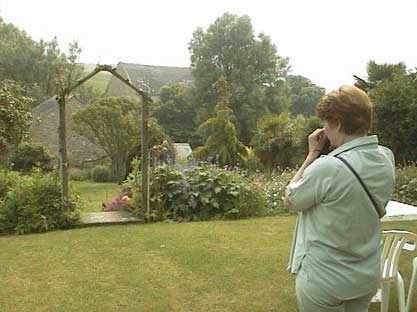 aut1017cheryltakingpictur.jpg 19.5K