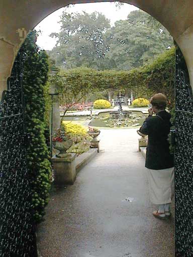 aut1101cherylatgardens.jpg 34.9K