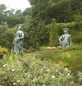 aut1109statuesingarden01.jpg 30.6K