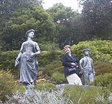 aut1110cherylwithstatuesi.jpg 39.3K