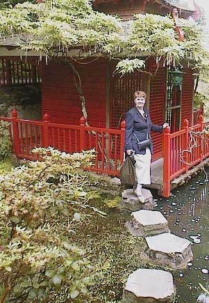 aut1115cherylatjapaneseho.jpg 41.9K