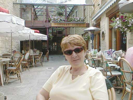 aut1221cherylinoutdoorcaf.jpg 36.6K