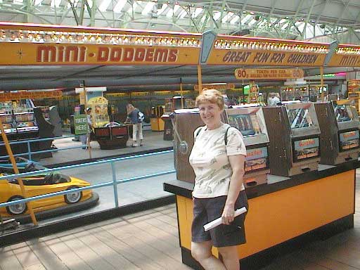 aut1253cherylatdodgems.jpg 42.1K