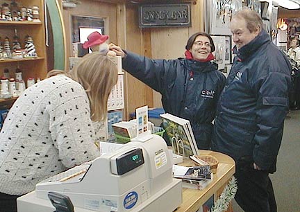 aut_1809_dzjzinpeggyscovestore.jpg 34.9K