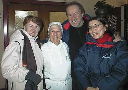 aut_1852_helenbandgroupinrestaurant.jpg 19.8K