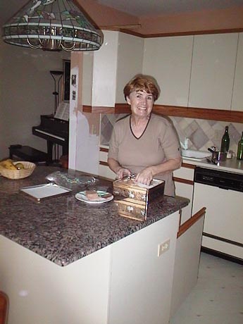 990923-9_cherylinkitchen.jpg 28.0K