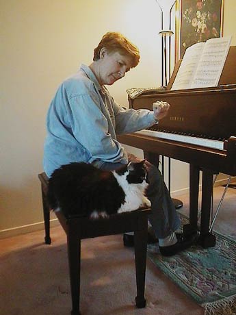 aut_6422_cherylandfuzzyatpiano.jpg 24.5K