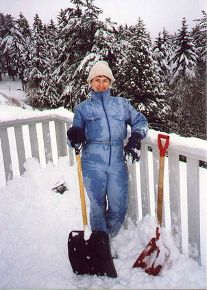 cherylondeckinsnow.jpg 46.8K