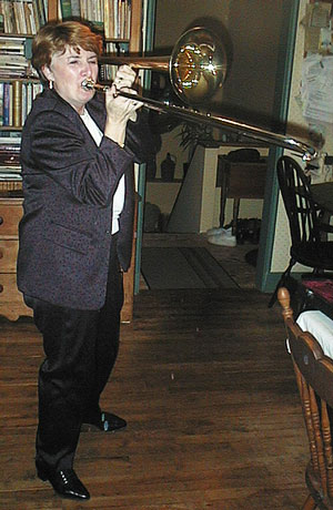 cherylplayingtrombone_6384.jpg 43.4K
