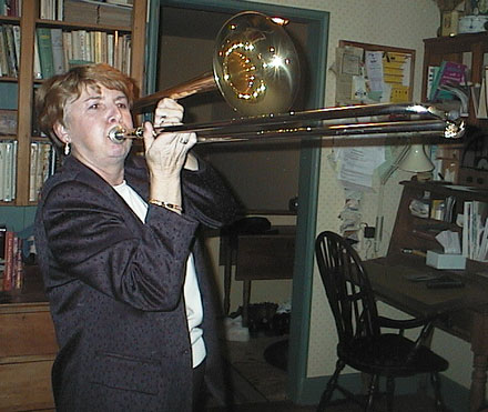 cherylplayingtrombone_6385.jpg 46.7K