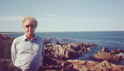 howardatrocksandocean.jpg 26.0K