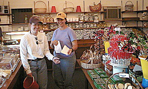 michelleandheatherinogunquitcandystore_5902.jpg 83.1K