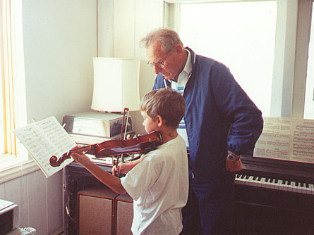 miltonandevanwithviolin.jpg 34.7K