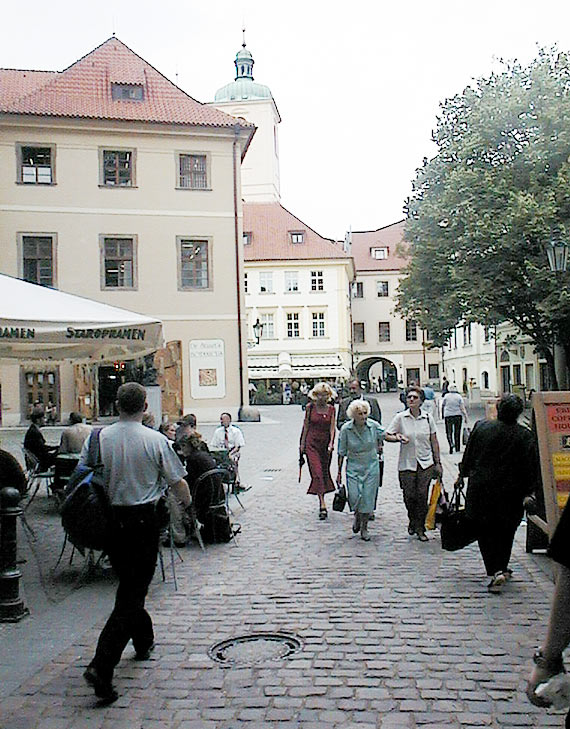 aut_0459_streetscene.jpg 123.2K
