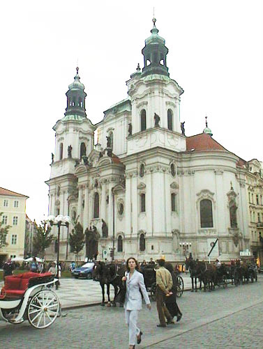 aut_0464_streetsceneinsquar.jpg 46.6K