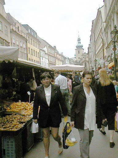aut_0473_streetmarketscene.jpg 50.4K