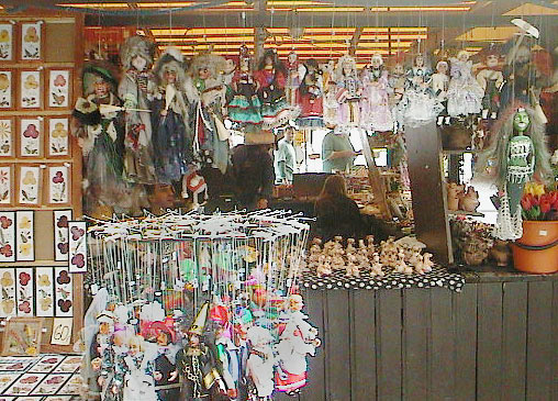 aut_0476_puppetstall.jpg 90.3K