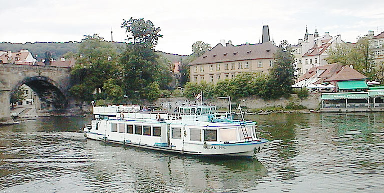 aut_0488_boatonriver.jpg 110.8K
