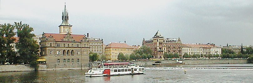 aut_0490_boatriverandbuildi.jpg 56.7K