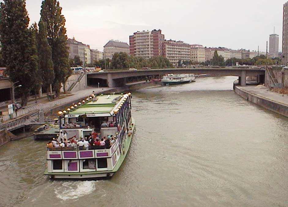 aut0455boatonriverincity.jpg 67.3K