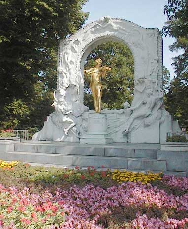 aut0516mozartstatue.jpg 39.9K