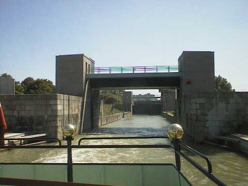 aut0528boatinlock01.jpg 19.1K