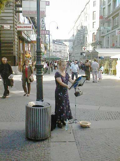 aut0534singingbusker.jpg 34.8K