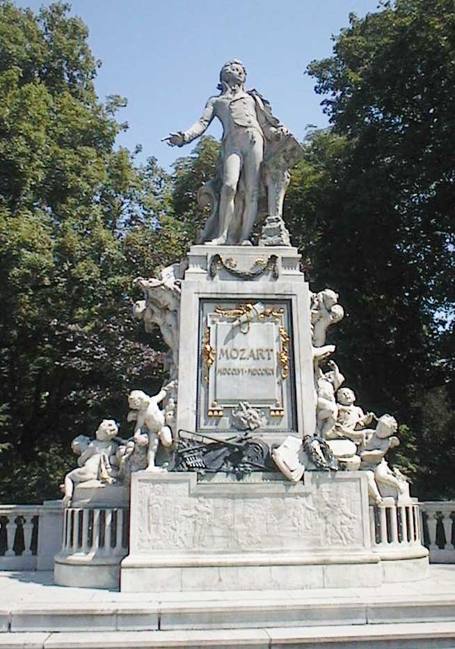 aut0604mozartstatue.jpg 92.3K