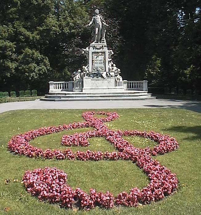 aut0605mozartstatuewithfl.jpg 98.1K