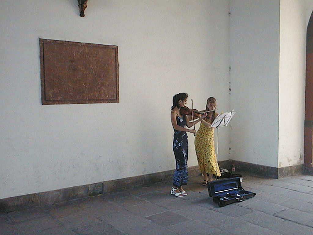 aut0612fluteandviolinbusk.jpg 41.8K