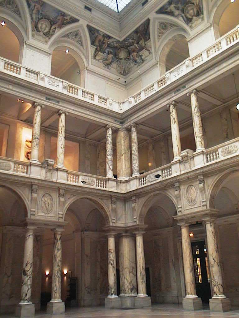 aut0615insidemuseum.jpg 79.3K