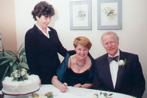 071_signing2.jpg 33.1K